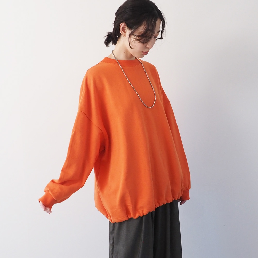 30/10セントラル裏毛 ワイドトレーナー トレーナーを着た女性の正面