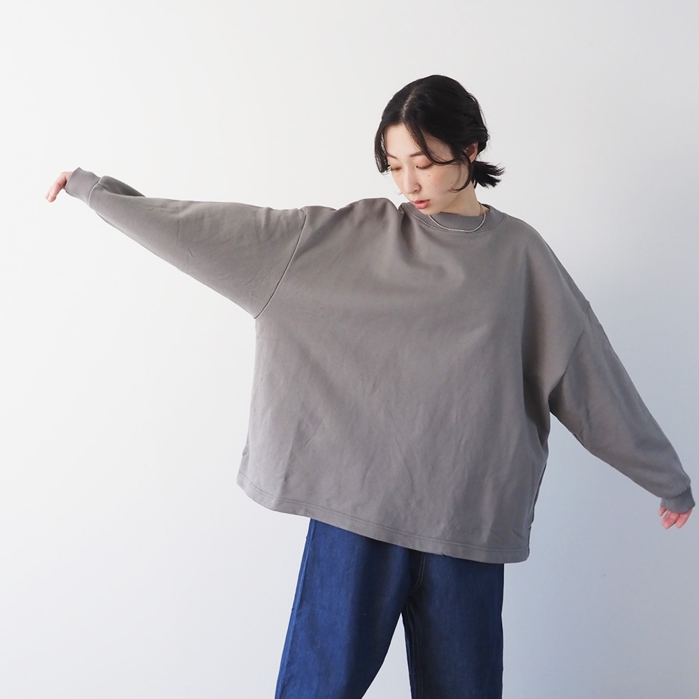 30/10セントラル裏毛 ワイドトレーナー トレーナーを着た女性の正面