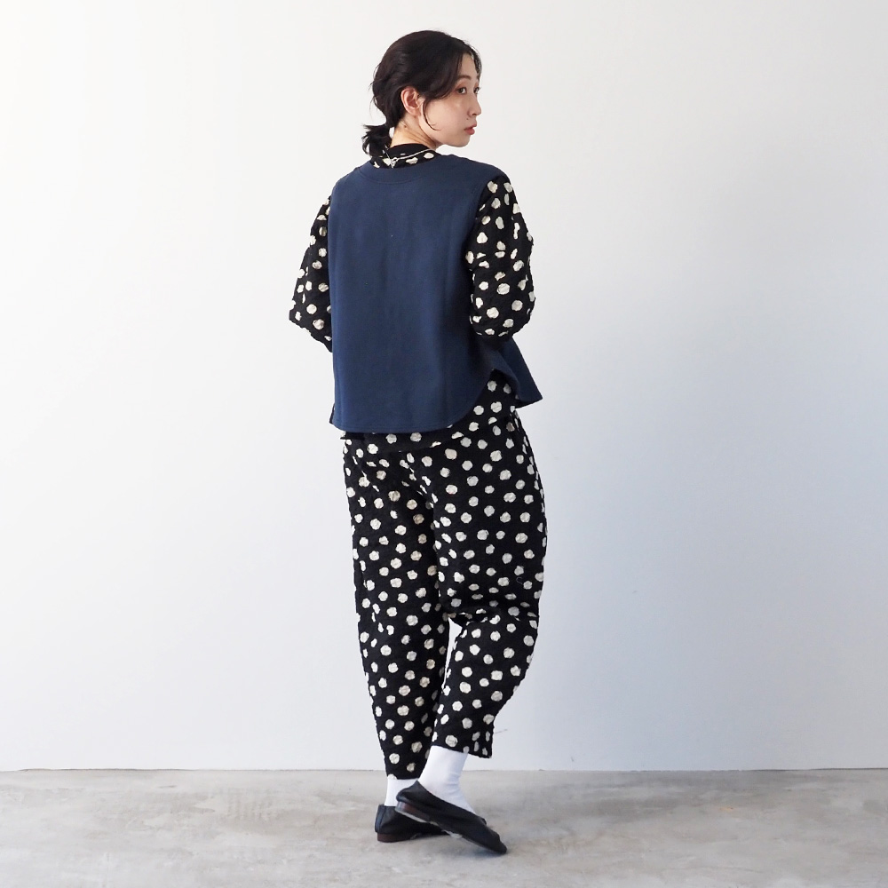 30/10セントラル裏毛 2WAYベスト ベストを着た女性の全身