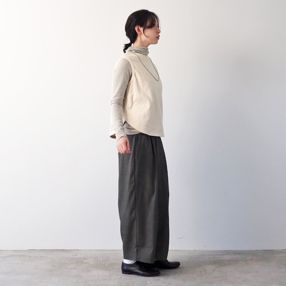 30/10セントラル裏毛 2WAYベスト ベストを着た女性の全身