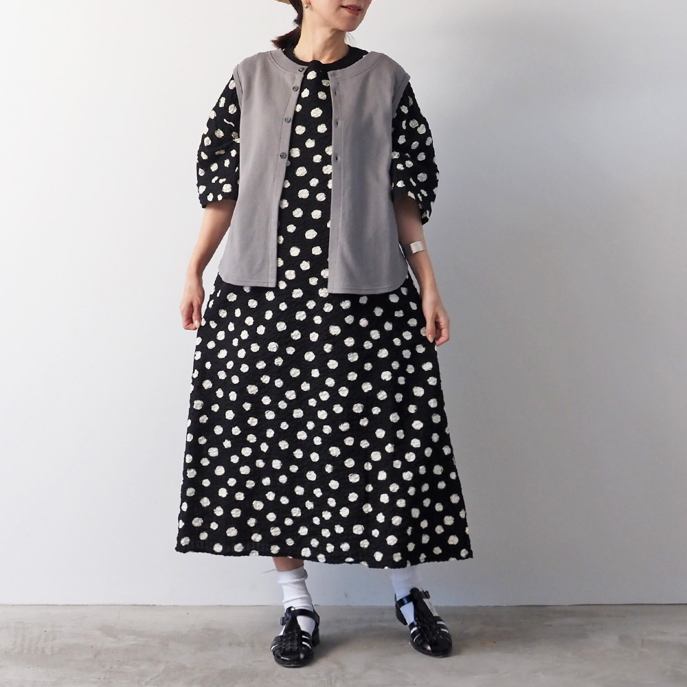 30/10セントラル裏毛 2WAYベスト ベストを着た女性の全身