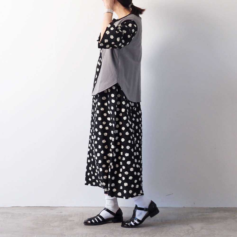 30/10セントラル裏毛 2WAYベスト ベストを着た女性の全身