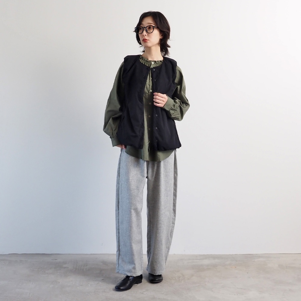 パデットベスト　ベストを着た女性の全身