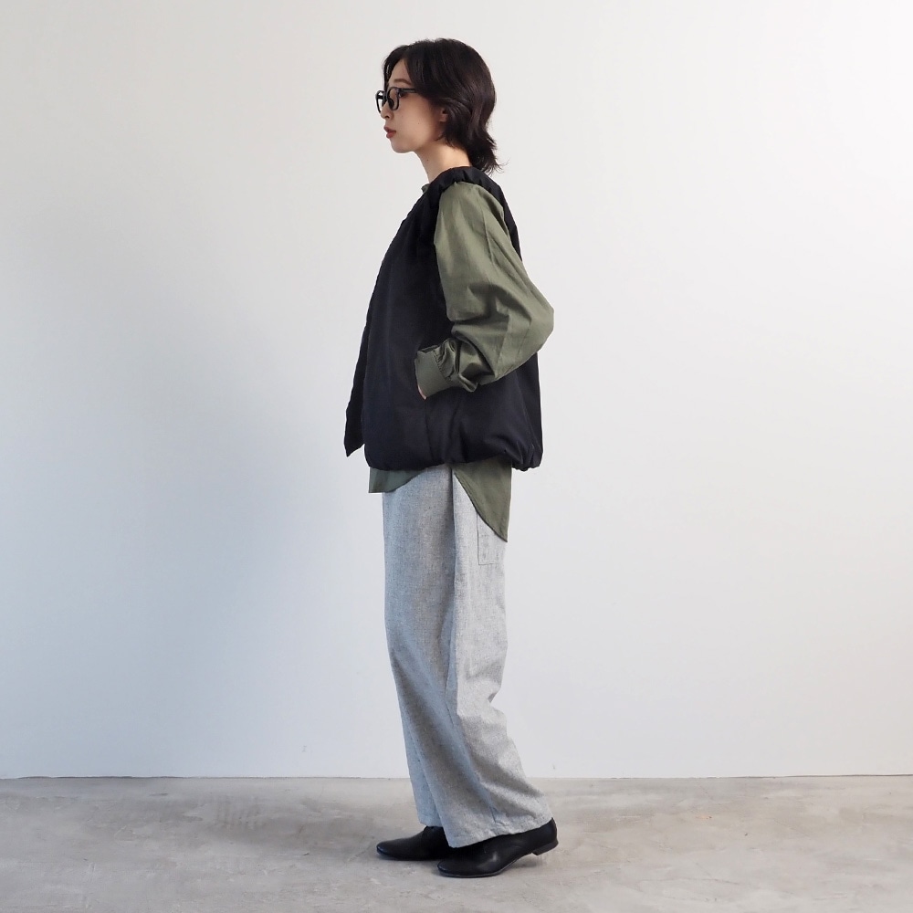 パデットベスト　ベストを着た女性の全身