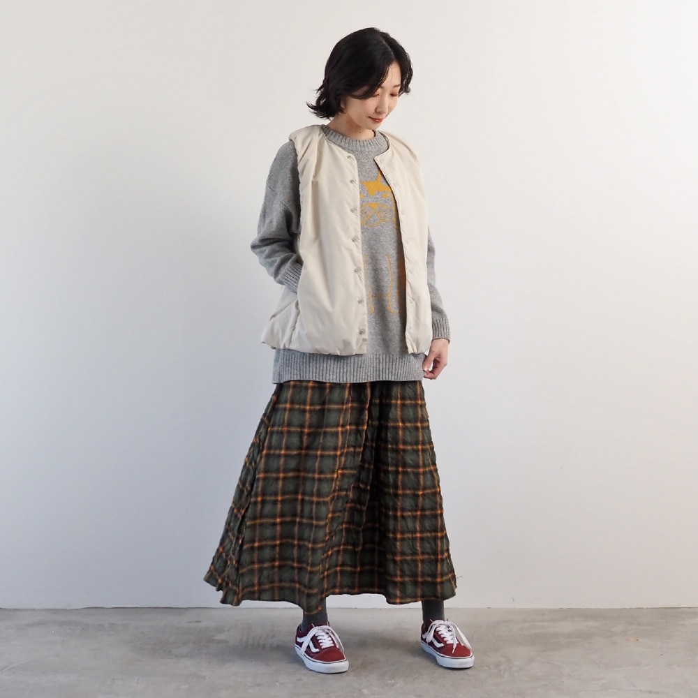 パデットベスト　ベストを着た女性の全身