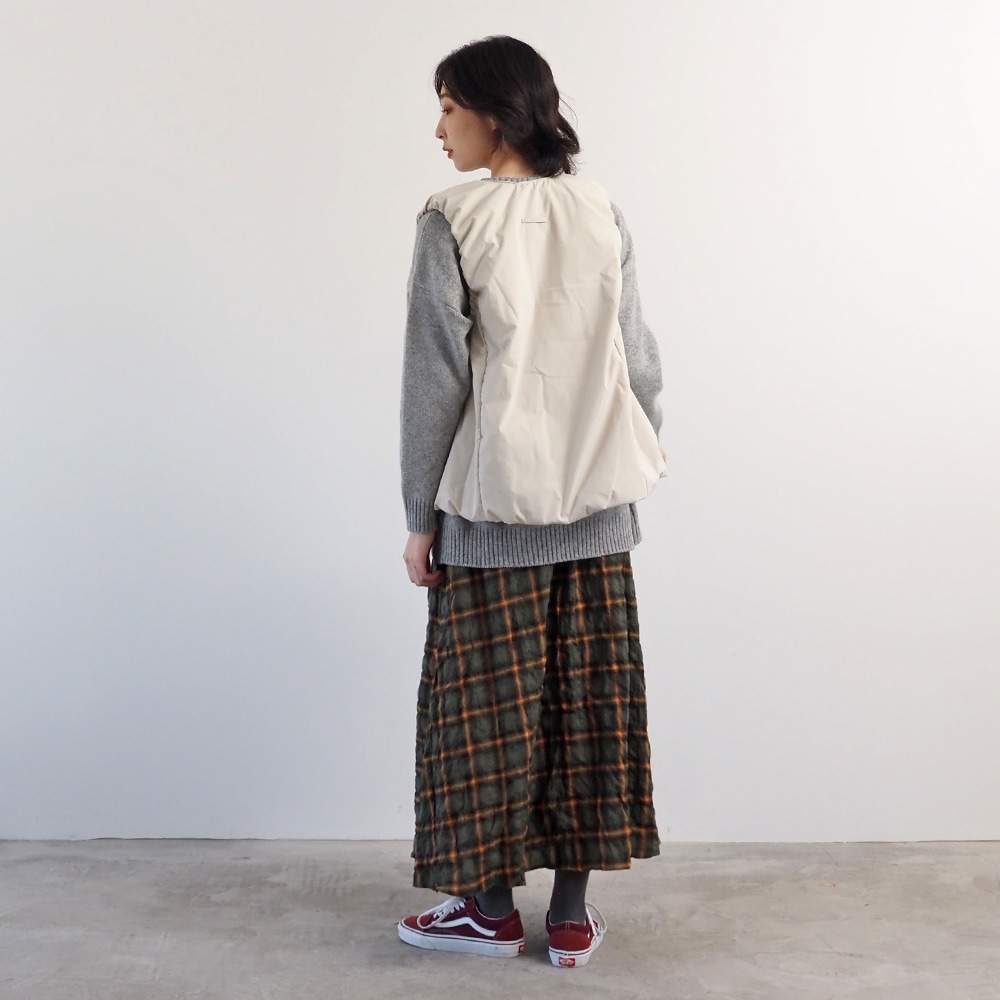 パデットベスト　ベストを着た女性の全身