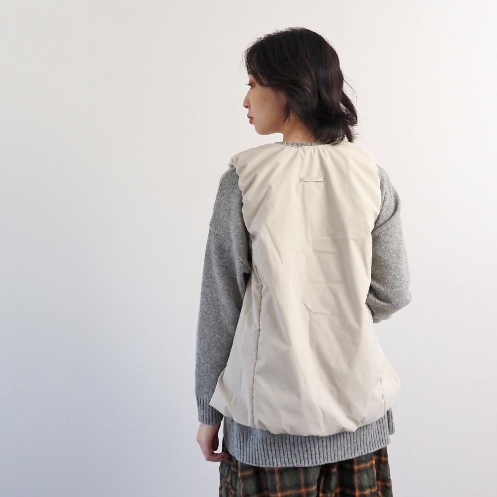 パデットベスト　ベストを着た女性の正面