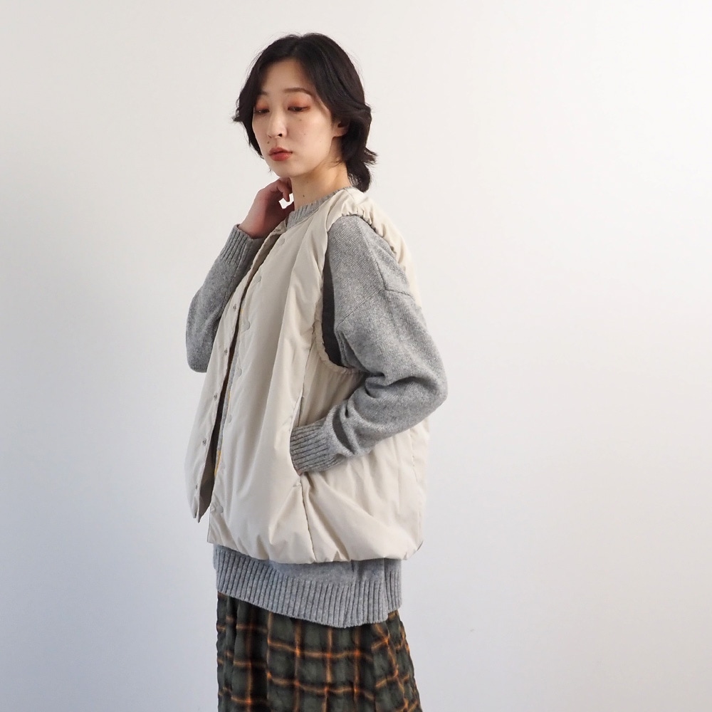 パデットベスト　ベストを着た女性の正面