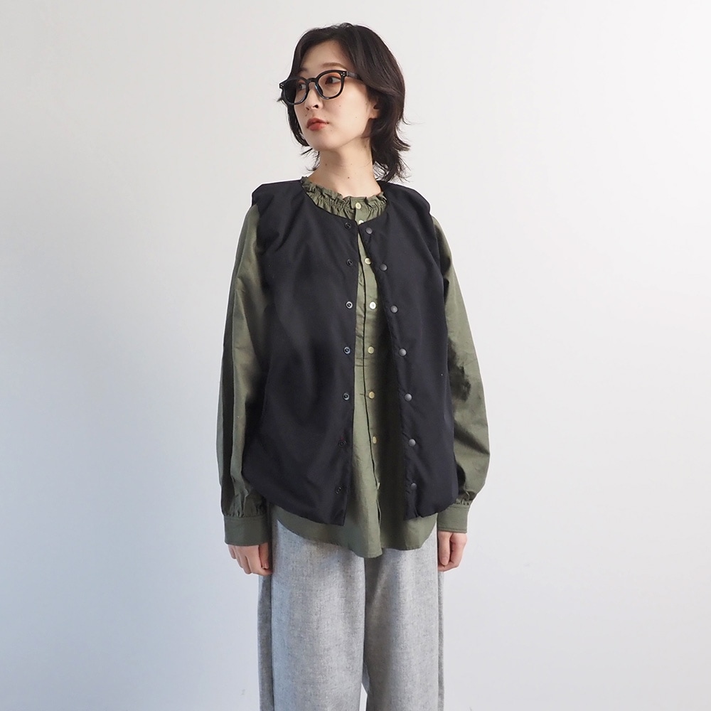 パデットベスト　ベストを着た女性の正面