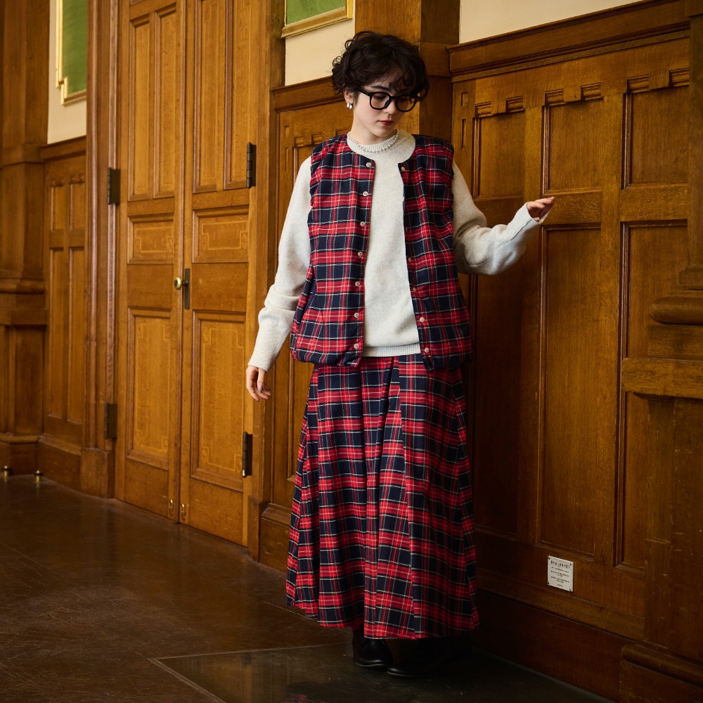 ロイヤルタータン パデットベスト ベストを着た女性の全身