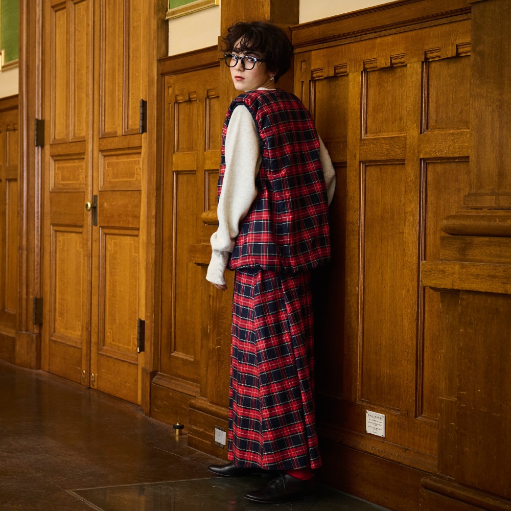 ロイヤルタータン パデットベスト ベストを着た女性の全身