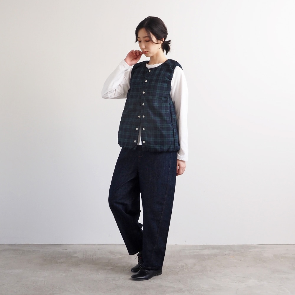 ロイヤルタータン パデットベスト ベストを着た女性の全身