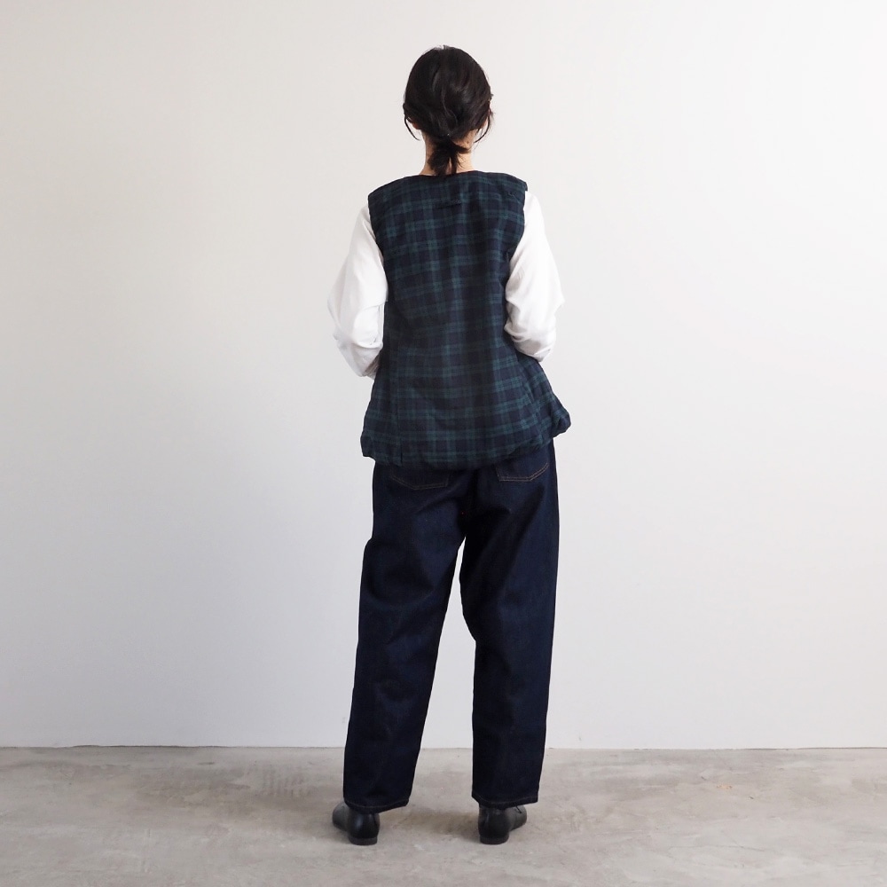 ロイヤルタータン パデットベスト ベストを着た女性の全身