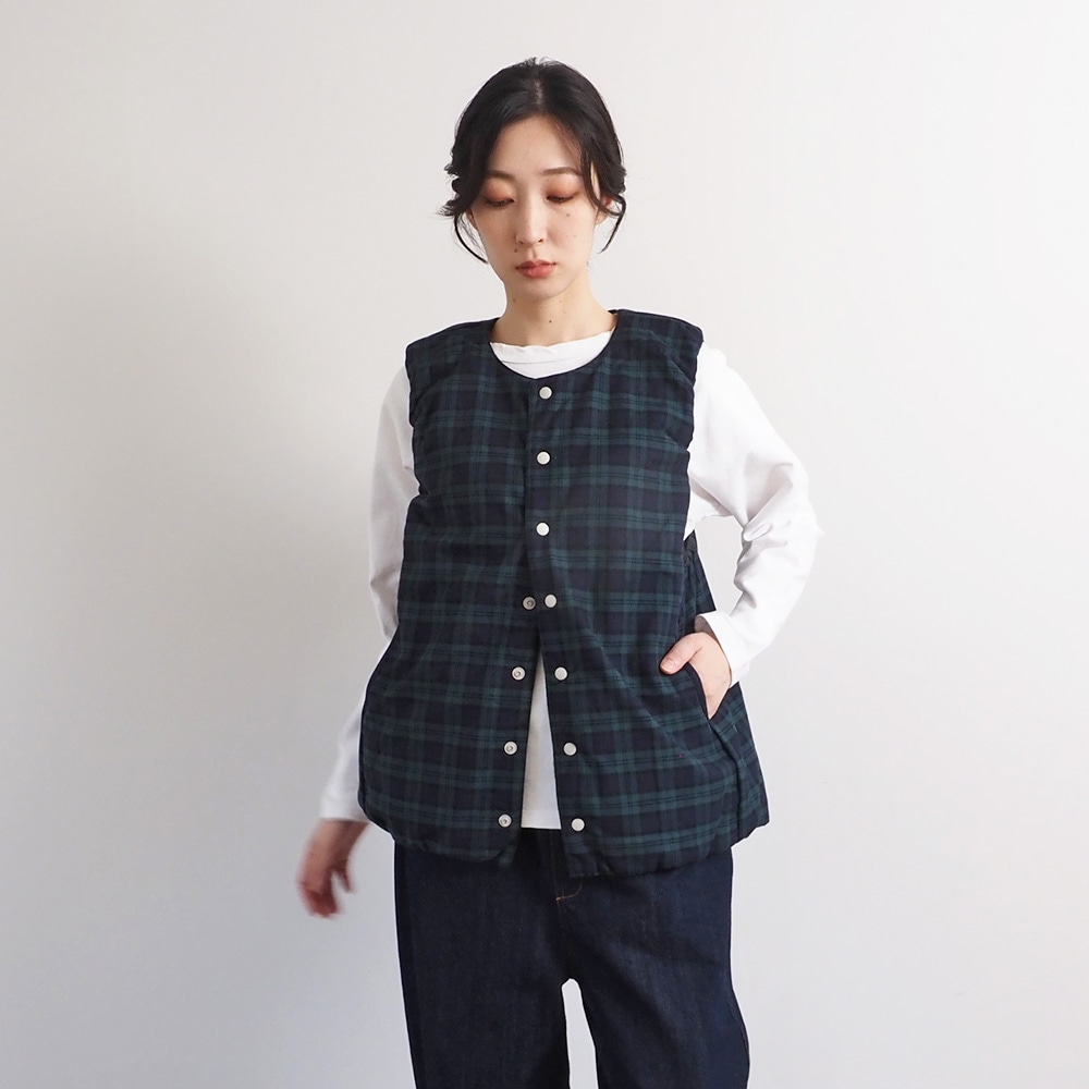 ロイヤルタータン パデットベスト ベストを着た女性の全身