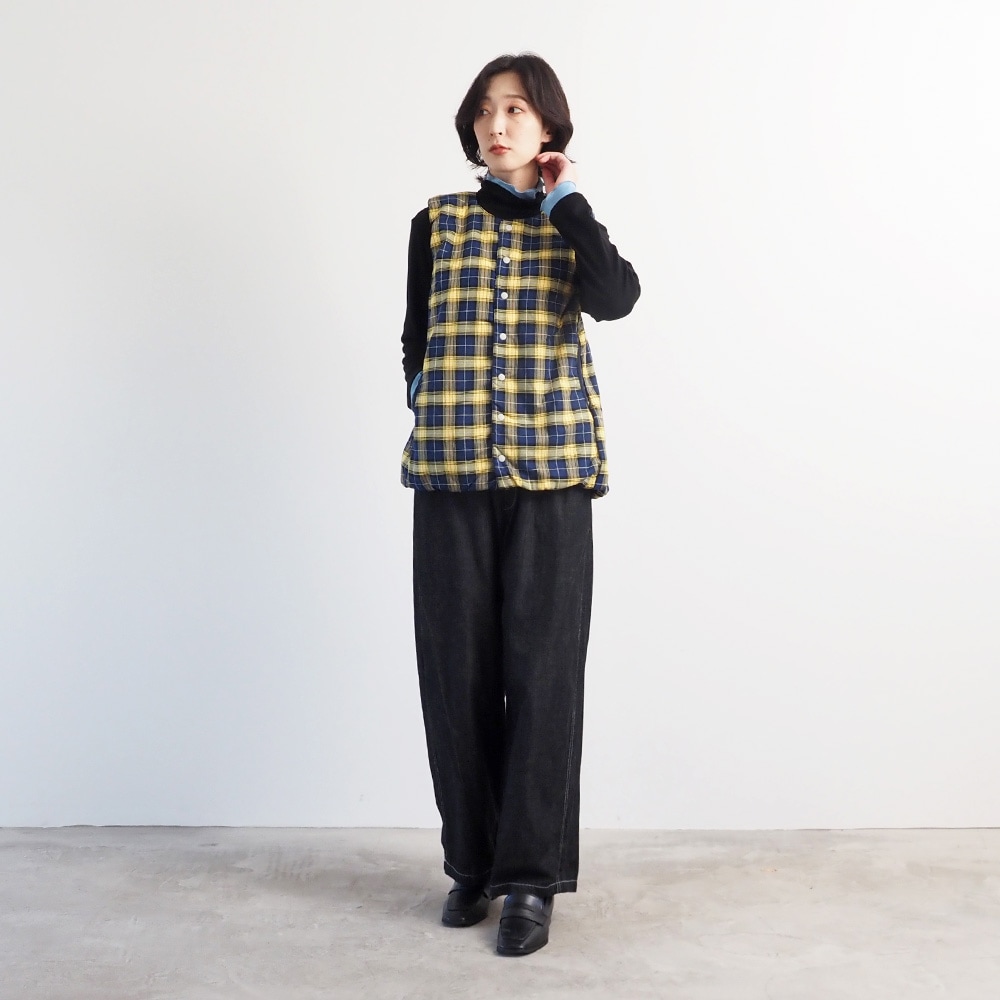 ロイヤルタータン パデットベスト ベストを着た女性の全身