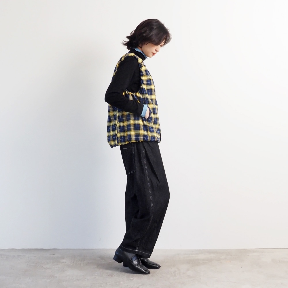 ロイヤルタータン パデットベスト ベストを着た女性の全身