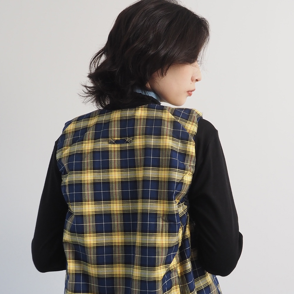 ロイヤルタータン パデットベスト ベストを着た女性の全身