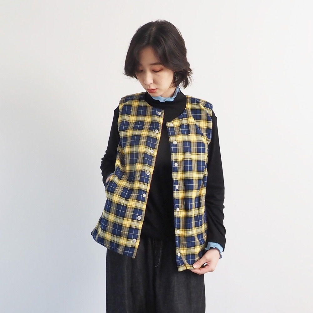 ロイヤルタータン パデットベスト ベストを着た女性の全身