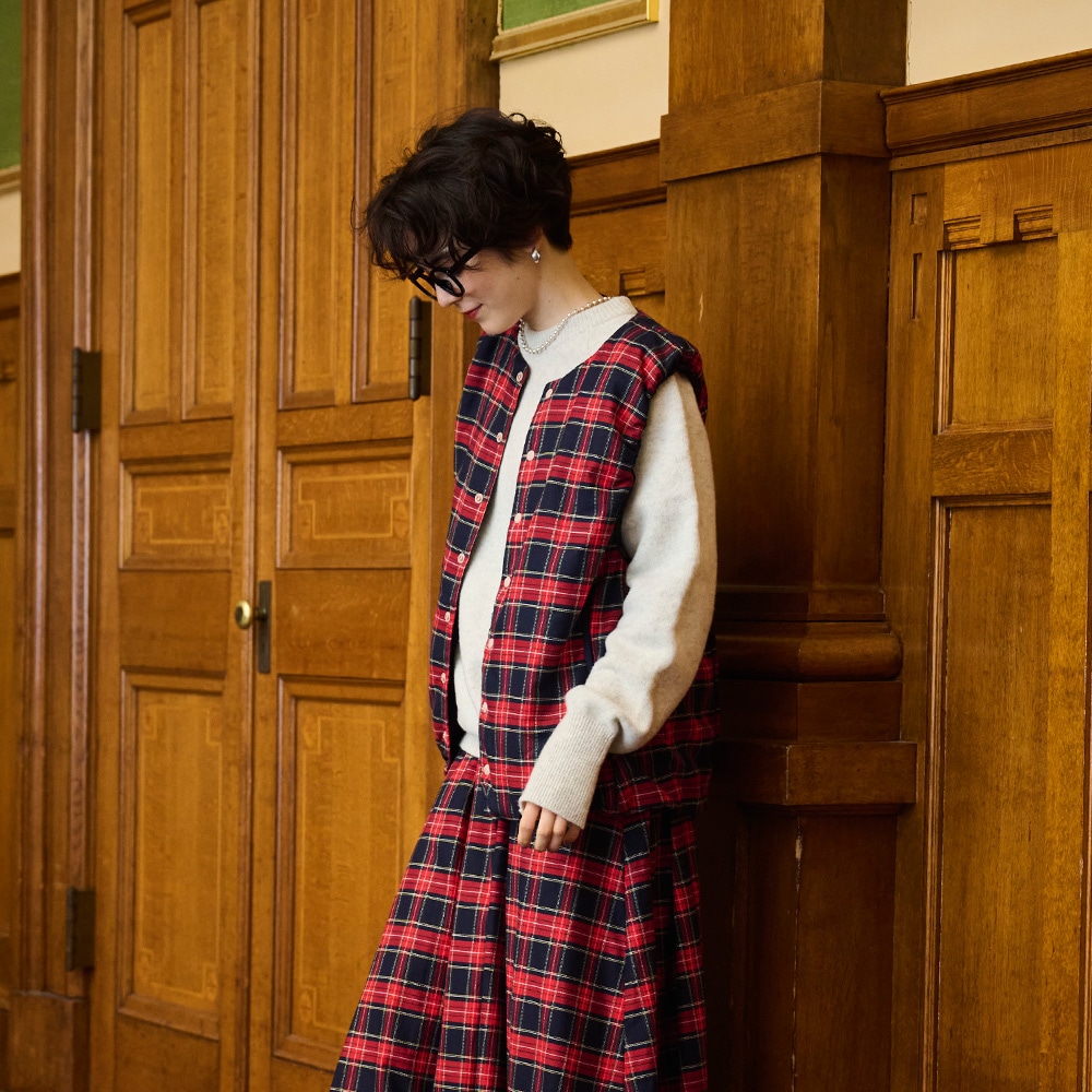 ロイヤルタータン パデットベスト ベストを着た女性の正面