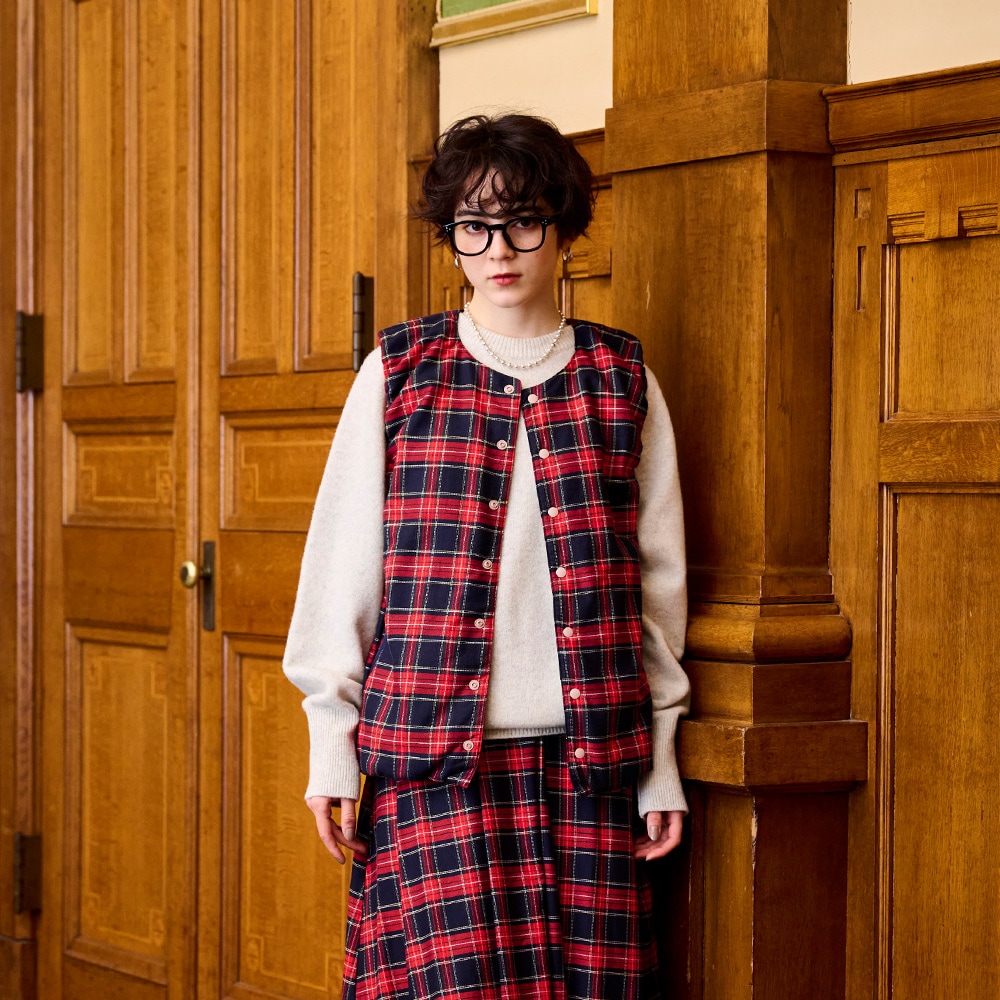 ロイヤルタータン パデットベスト ベストを着た女性の正面