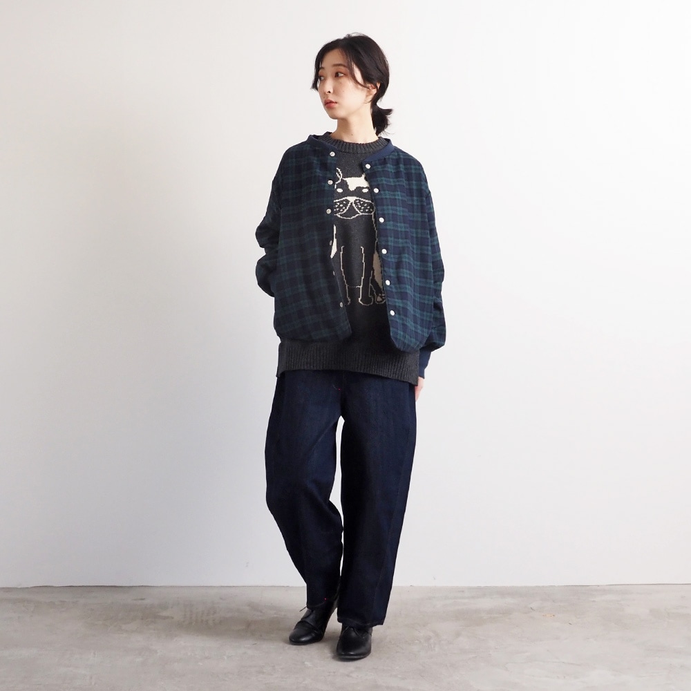 ロイヤルタータン パデットハウスジャケット　ジャケットを着た女性の全身