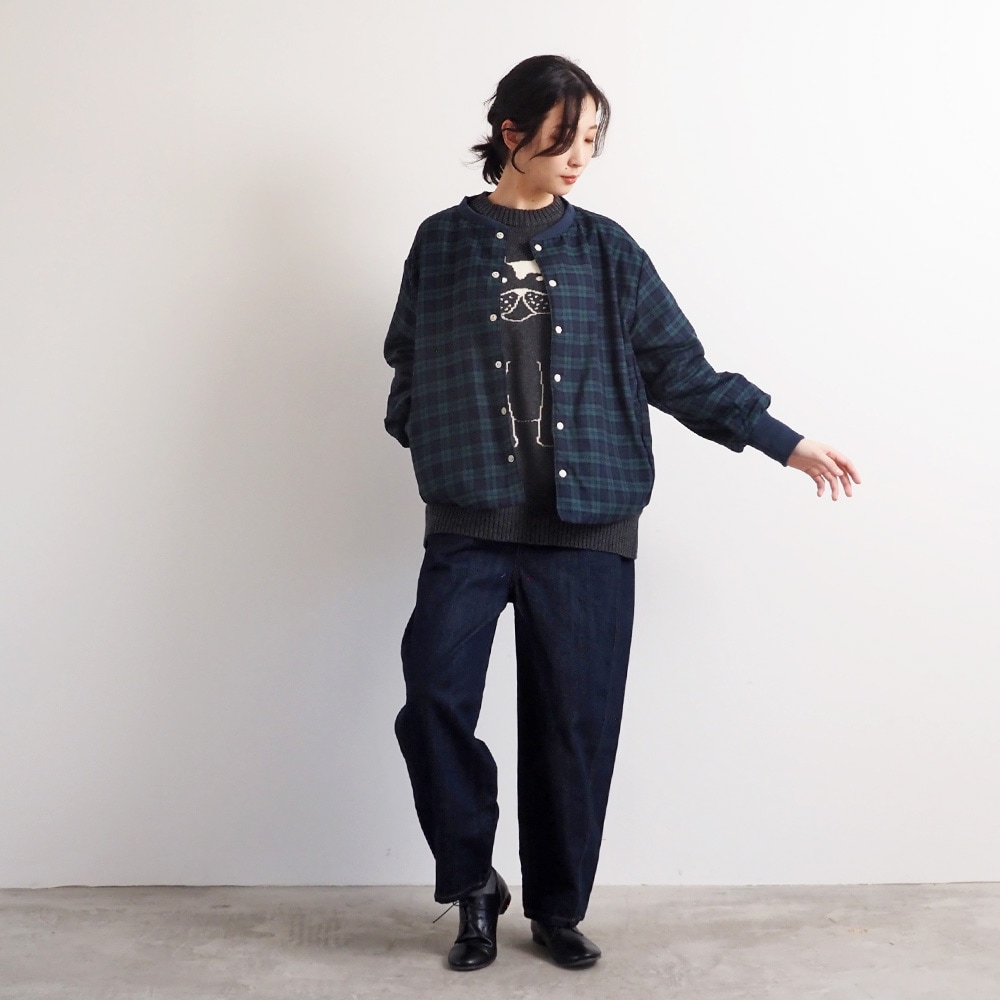 ロイヤルタータン パデットハウスジャケット　ジャケットを着た女性の全身