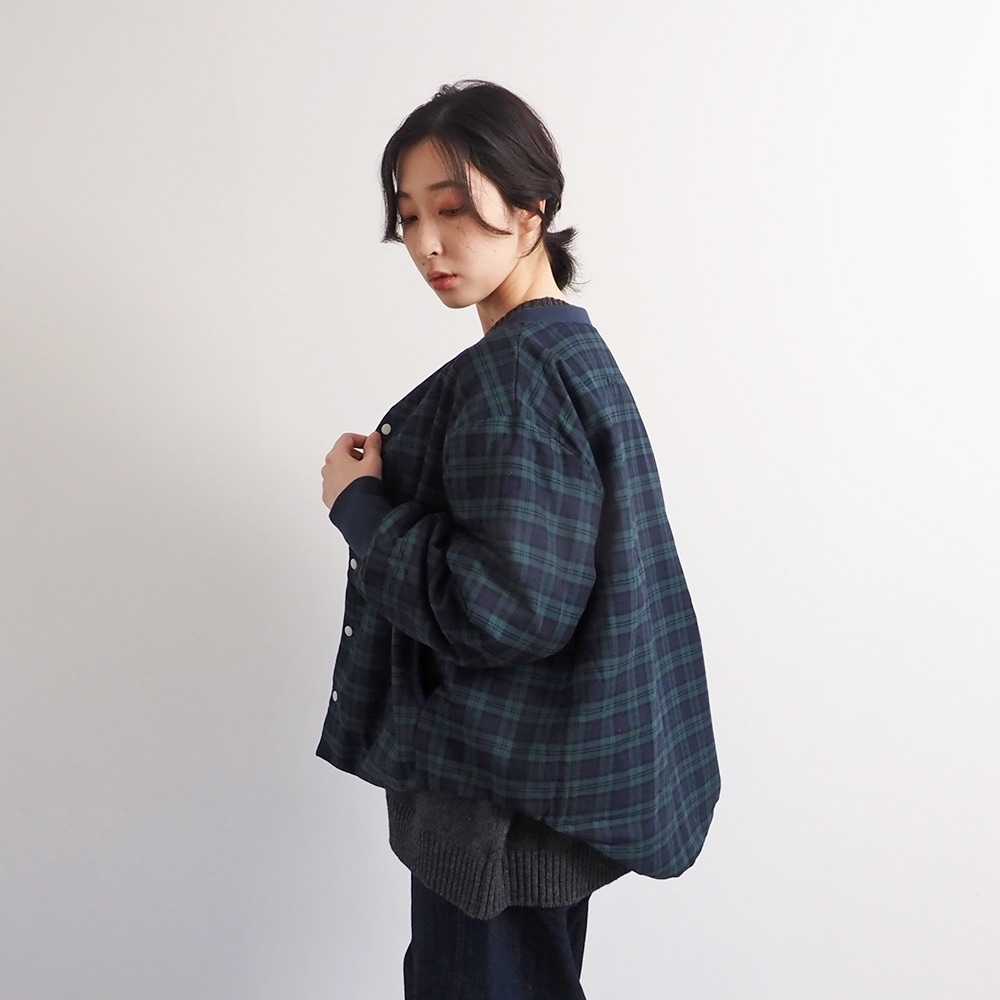 ロイヤルタータン パデットハウスジャケット　ジャケットを着た女性の全身