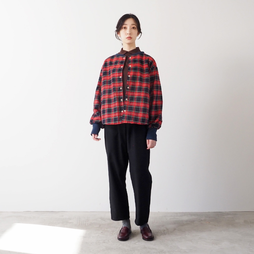 ロイヤルタータン パデットハウスジャケット　ジャケットを着た女性の全身