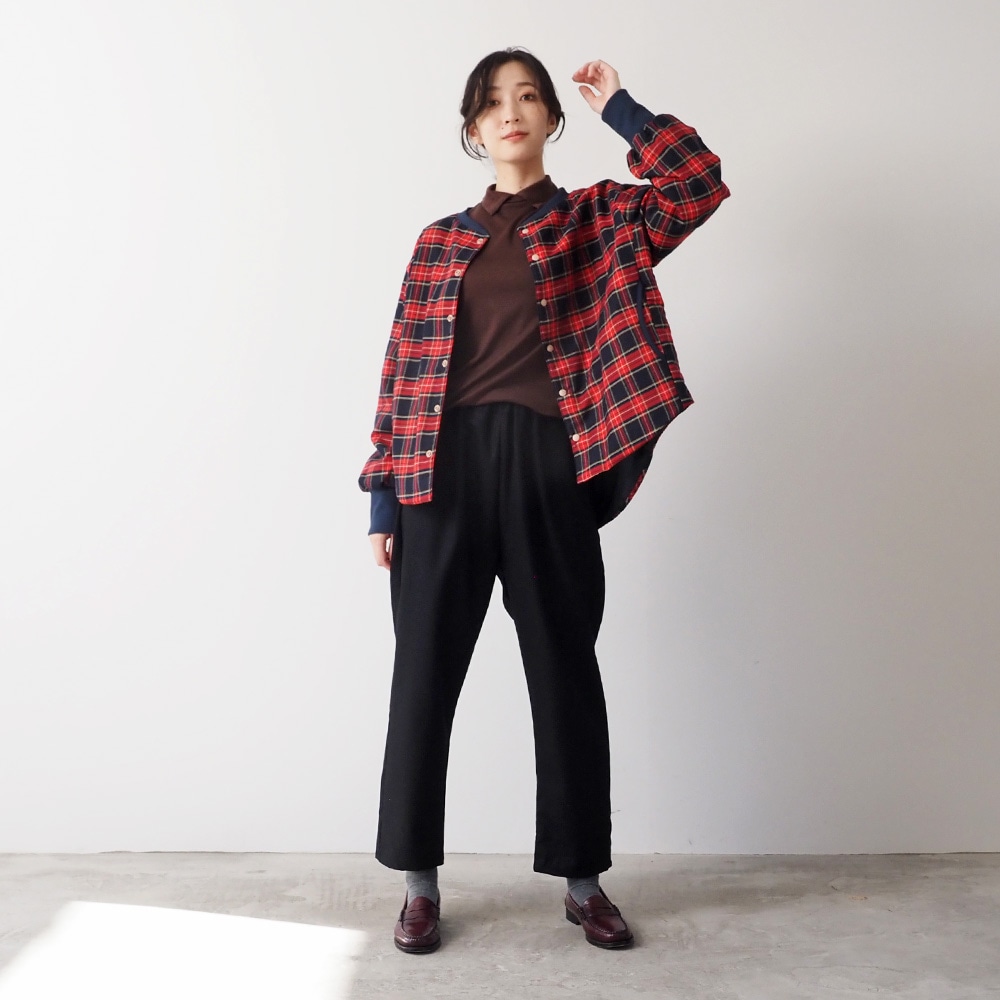 ロイヤルタータン パデットハウスジャケット　ジャケットを着た女性の全身