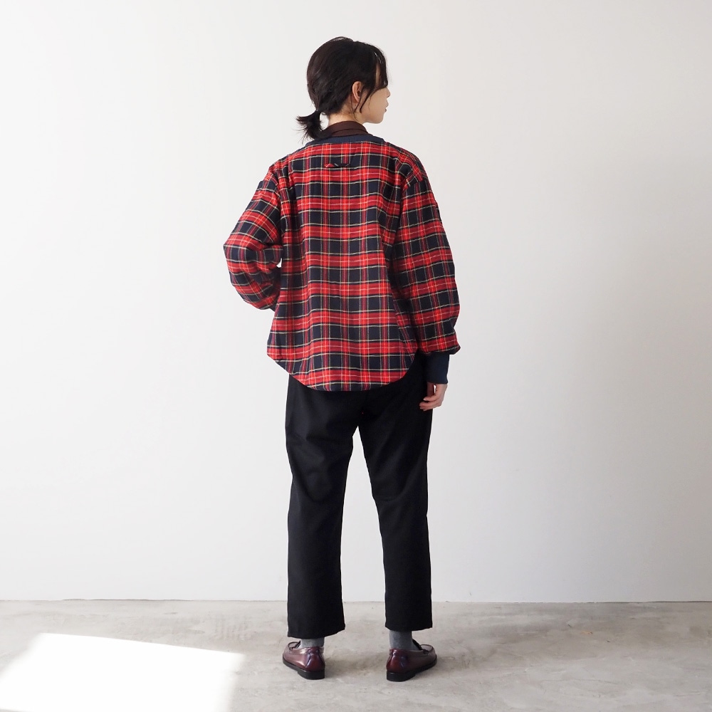 ロイヤルタータン パデットハウスジャケット　ジャケットを着た女性の全身