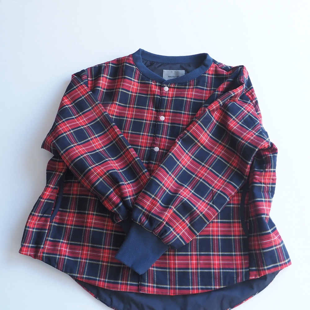 ロイヤルタータン パデットハウスジャケット　ジャケットを着た女性の正面