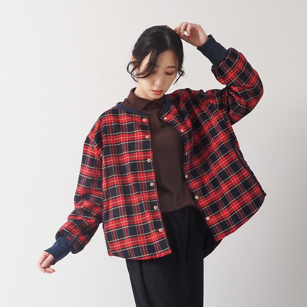 ロイヤルタータン パデットハウスジャケット　ジャケットを着た女性の正面