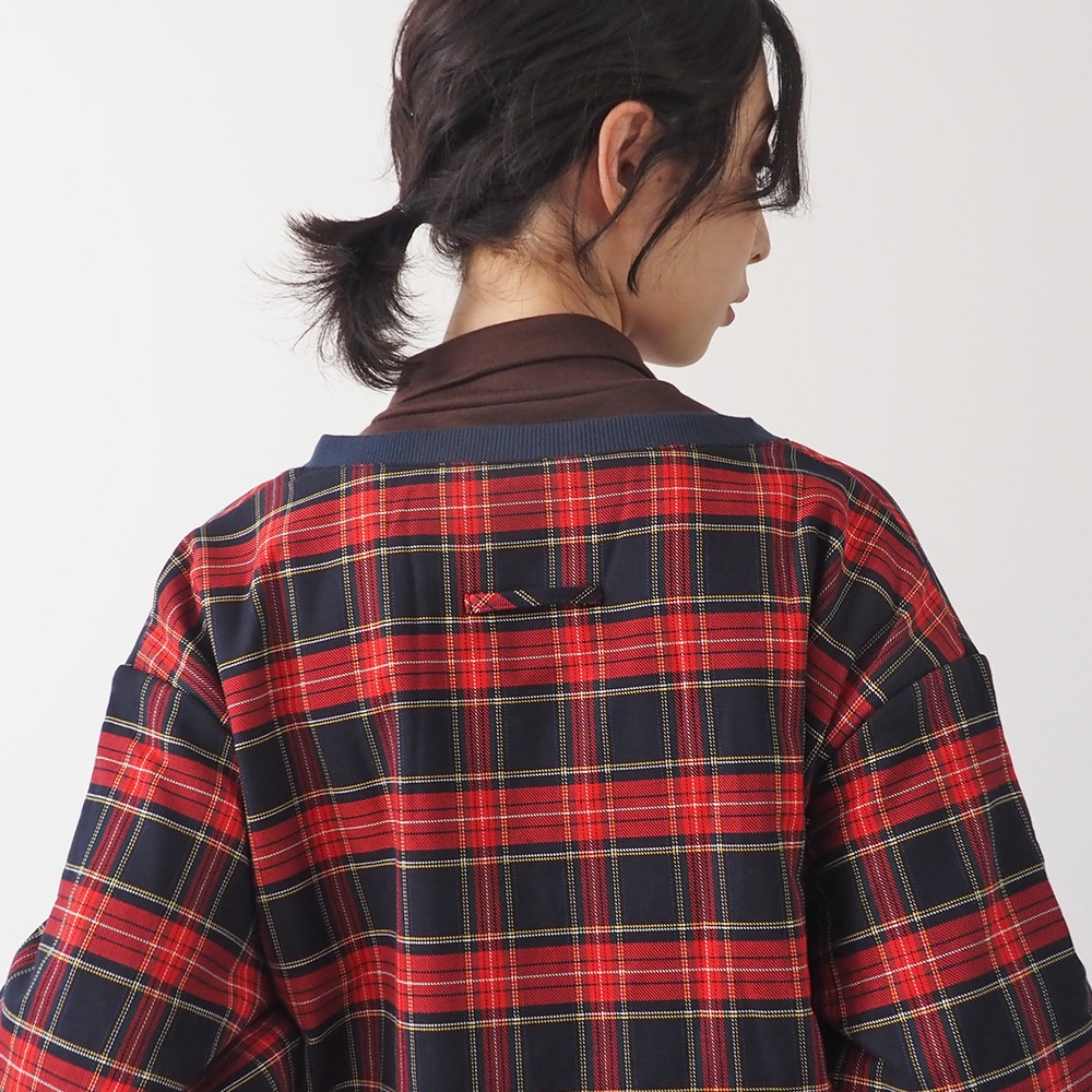 ロイヤルタータン パデットハウスジャケット　ジャケットを着た女性の正面