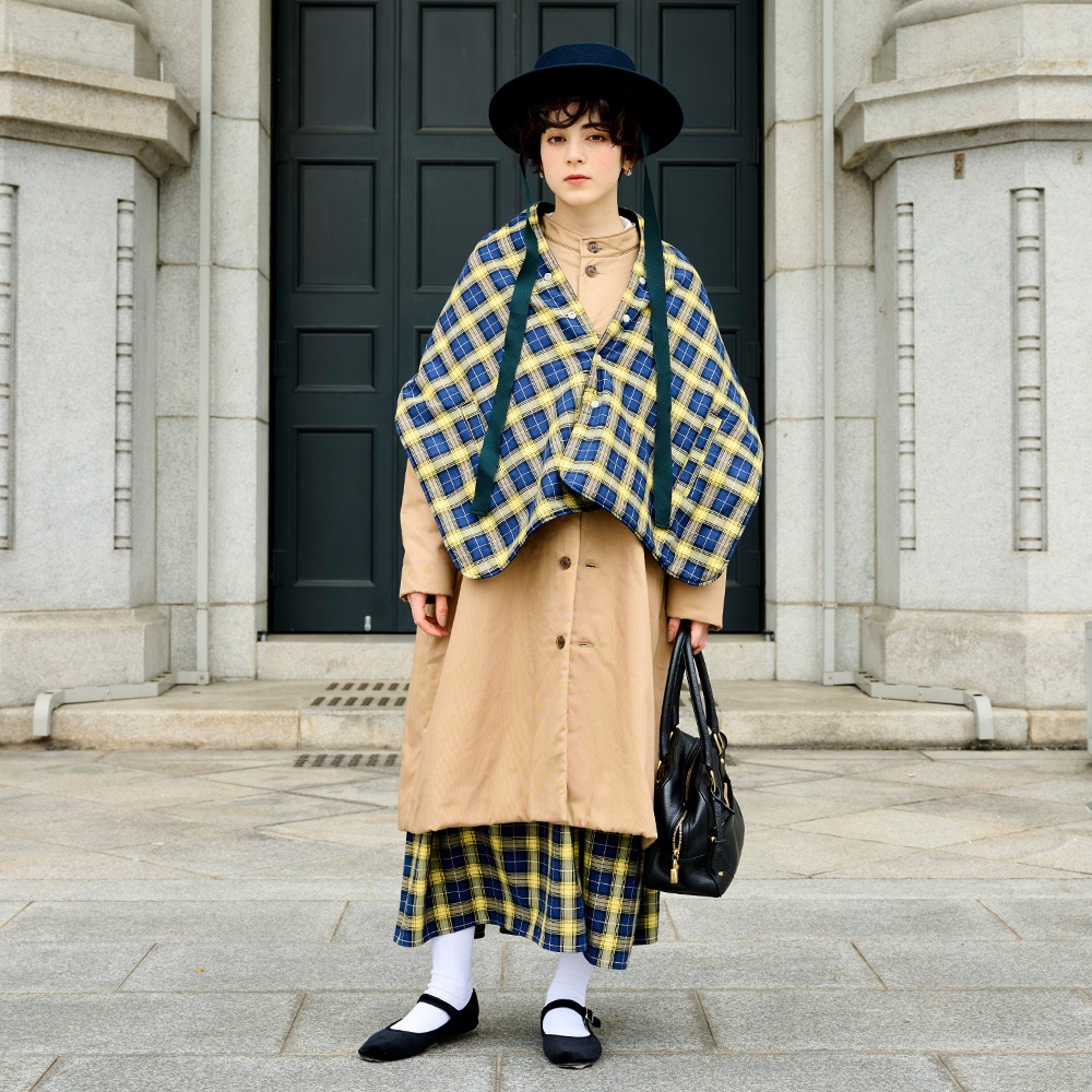 ロイヤルタータン パデットケープ ケープを着た女性の全身