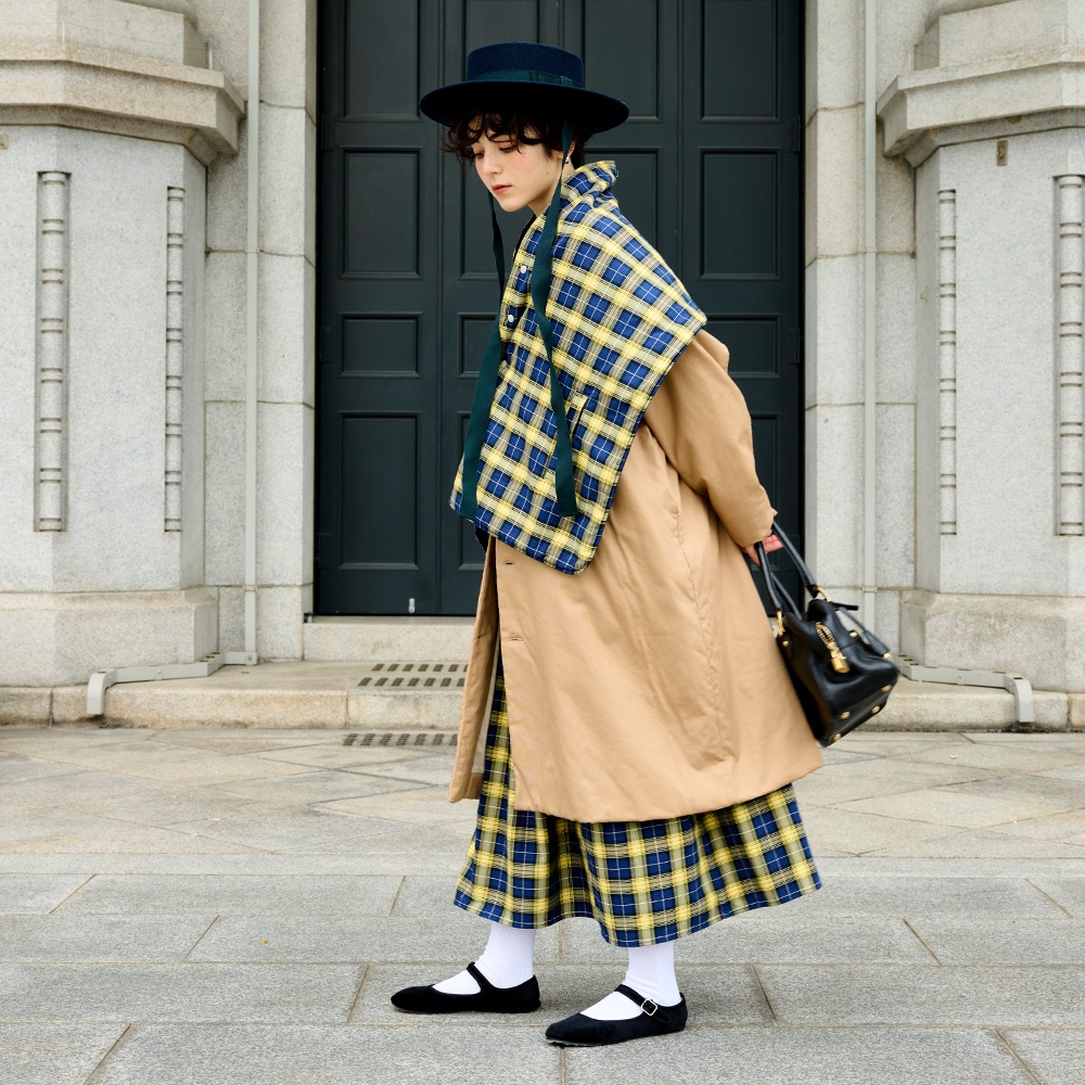 ロイヤルタータン パデットケープ ケープを着た女性の全身