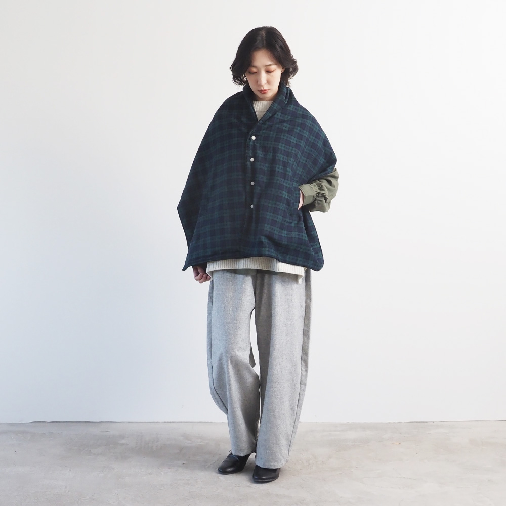 ロイヤルタータン パデットケープ ケープを着た女性の全身