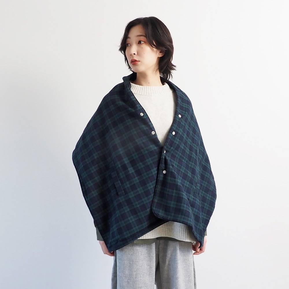 ロイヤルタータン パデットケープ ケープを着た女性の全身