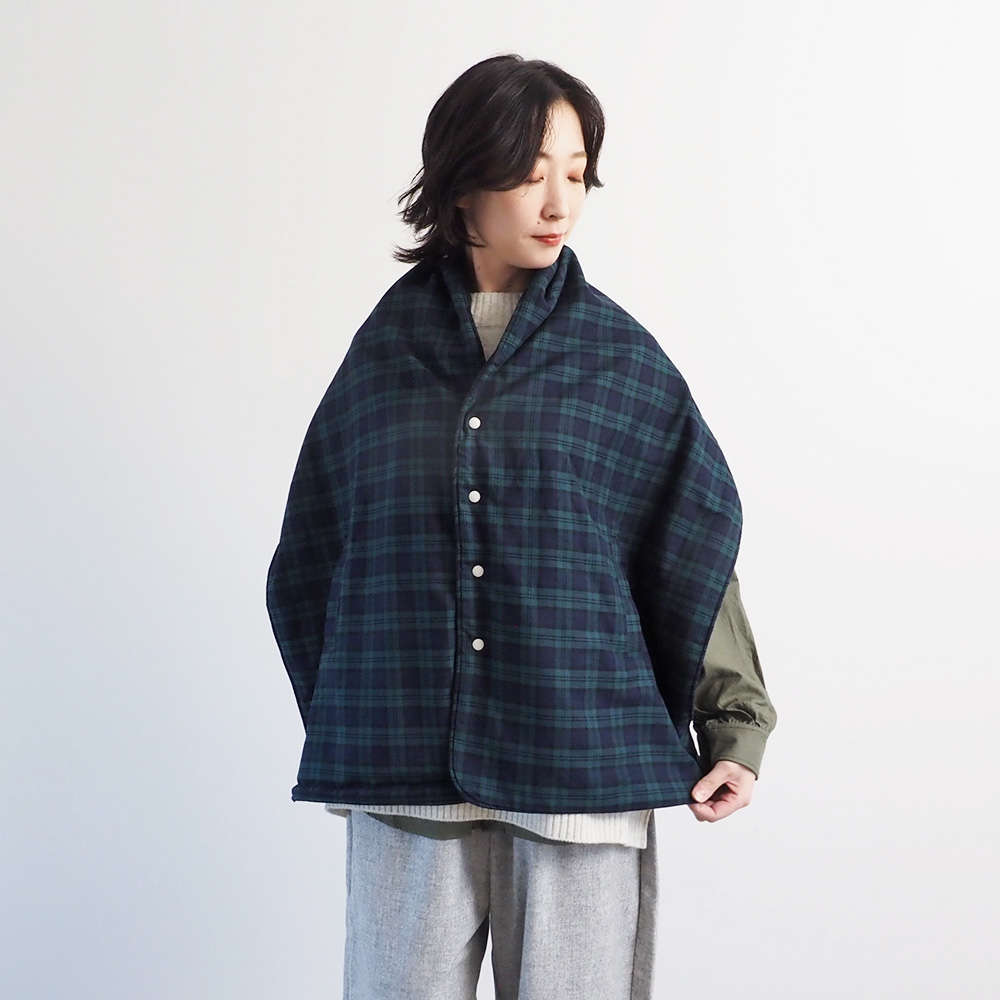 ロイヤルタータン パデットケープ ケープを着た女性の全身