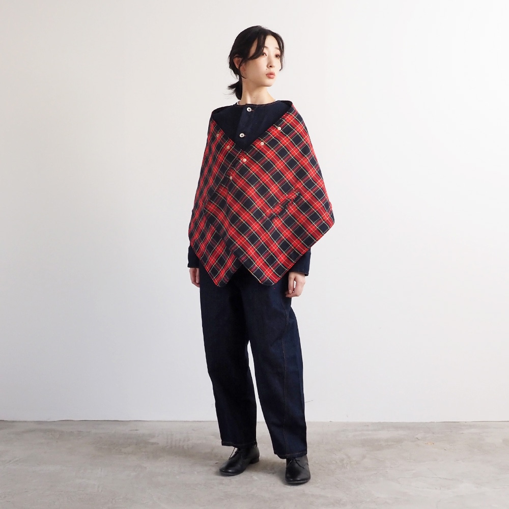 ロイヤルタータン パデットケープ ケープを着た女性の全身