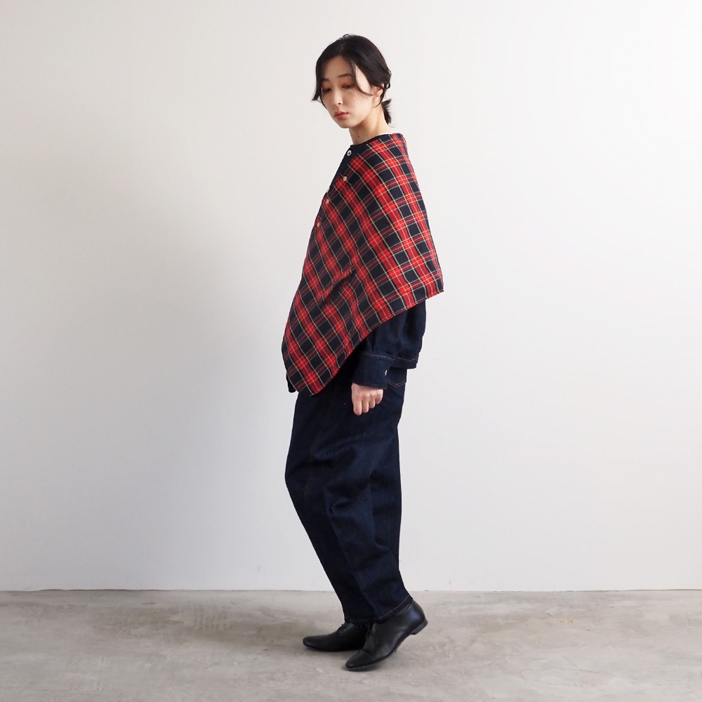 ロイヤルタータン パデットケープ ケープを着た女性の全身