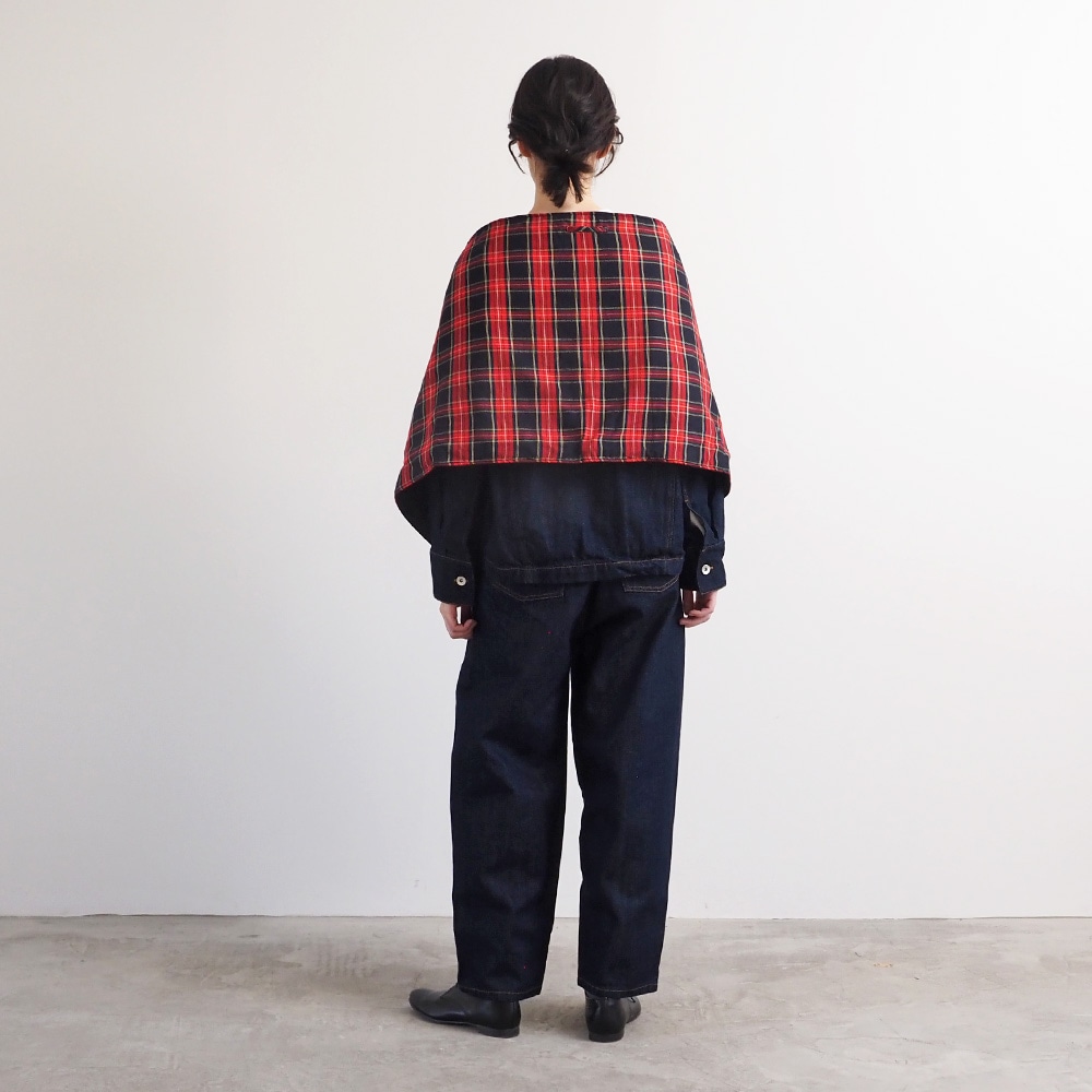 ロイヤルタータン パデットケープ ケープを着た女性の全身