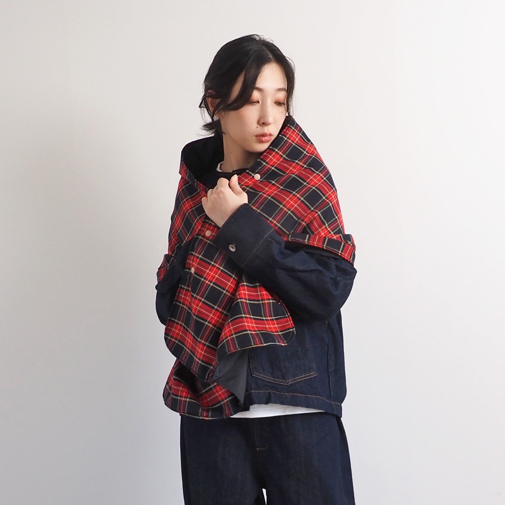 ロイヤルタータン パデットケープ ケープを着た女性の全身