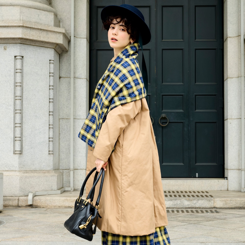 ロイヤルタータン パデットケープ ケープを着た女性の正面