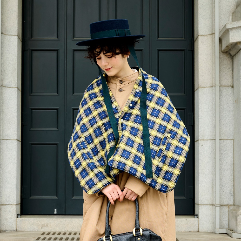 ロイヤルタータン パデットケープ ケープを着た女性の正面