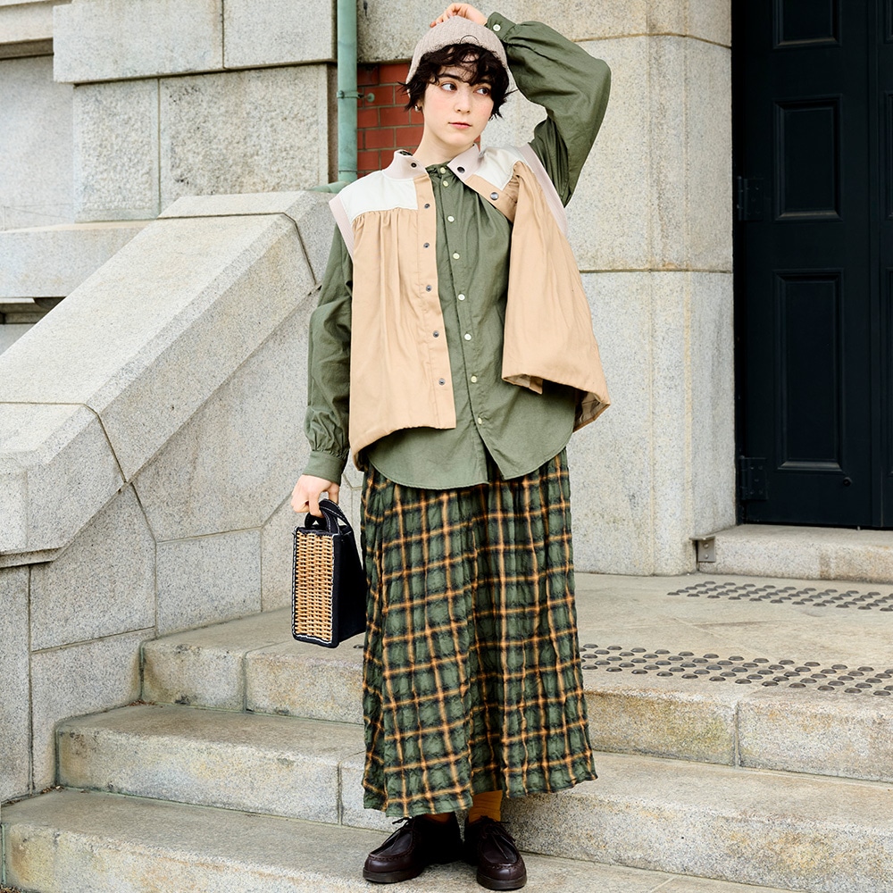 オックスパデットベスト　ベストを着た女性の全身