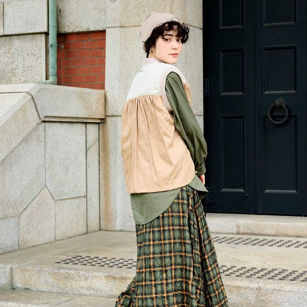 オックスパデットベスト　ベストを着た女性の全身