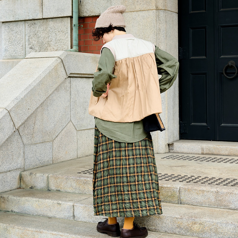 オックスパデットベスト　ベストを着た女性の全身