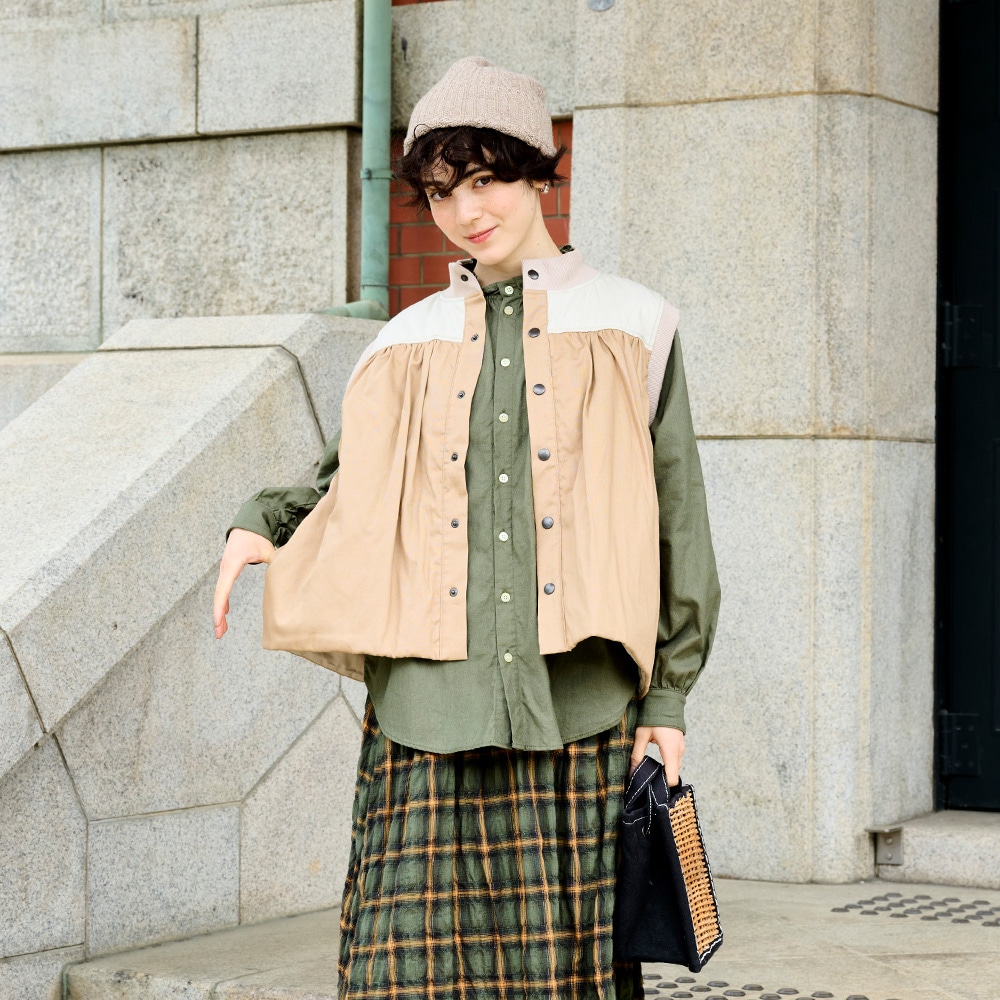 オックスパデットベスト　ベストを着た女性の正面