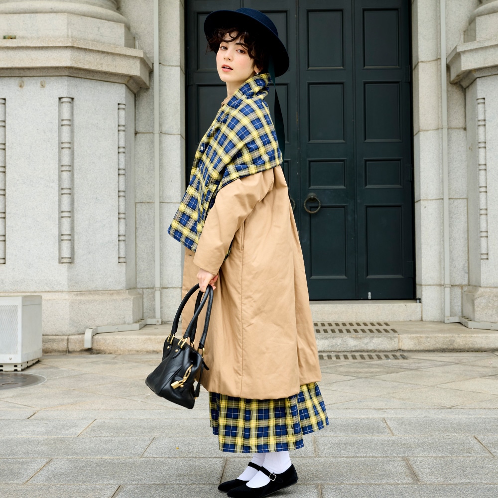 オックス ラグランパデットコート　コートを着た女性の全身