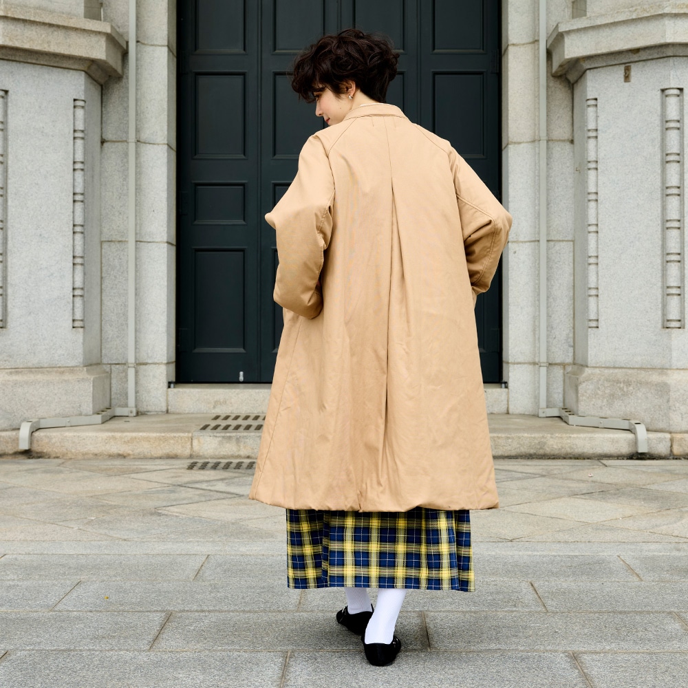 オックス ラグランパデットコート　コートを着た女性の全身